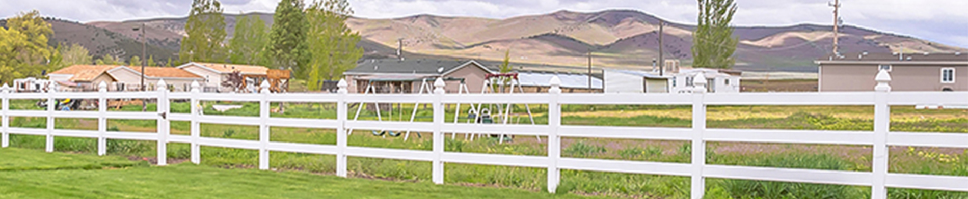 Vinyl ranch rail fence
