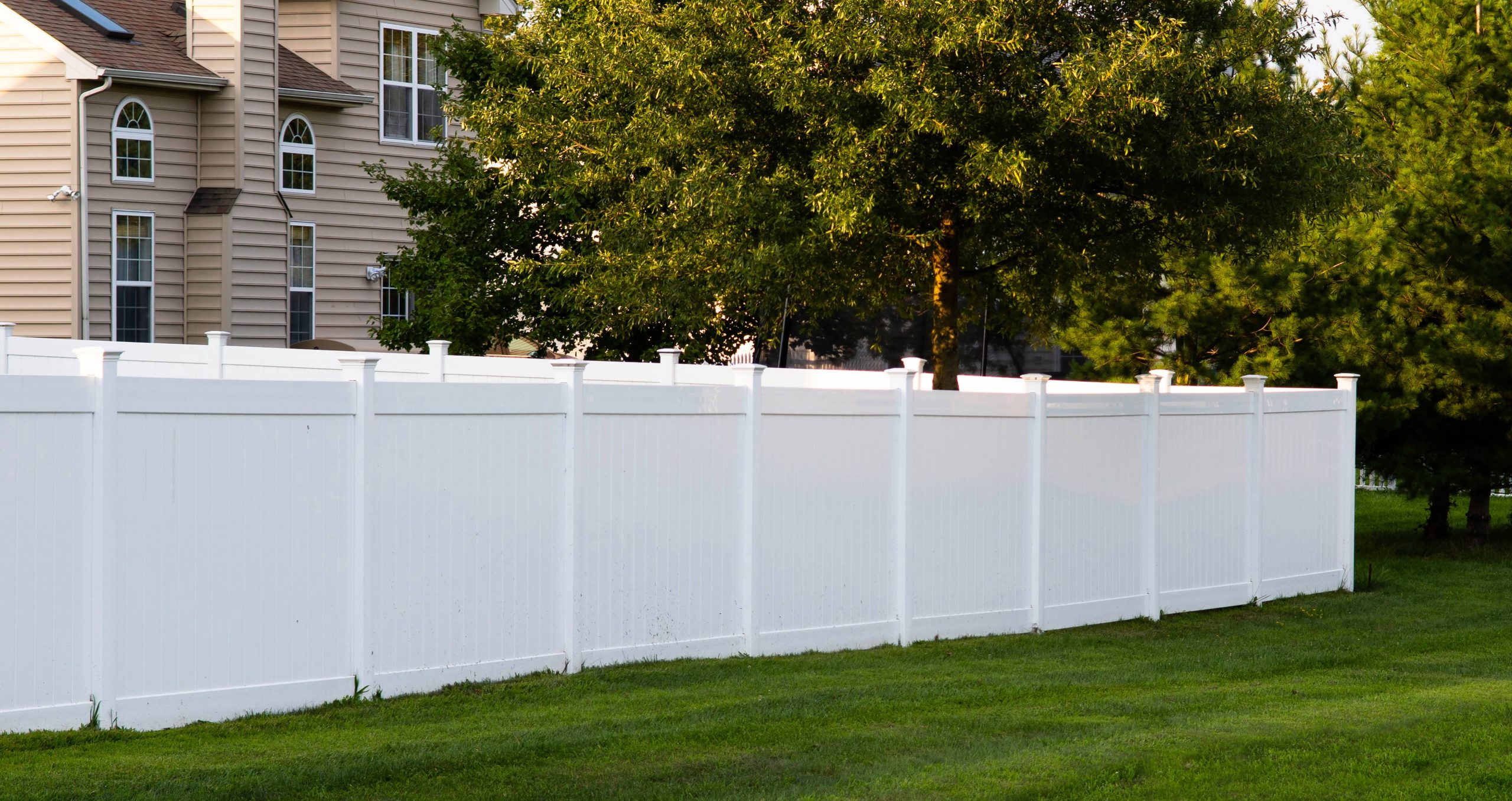 What Are the Pros and Cons of Installing Vinyl Privacy Fences in California?