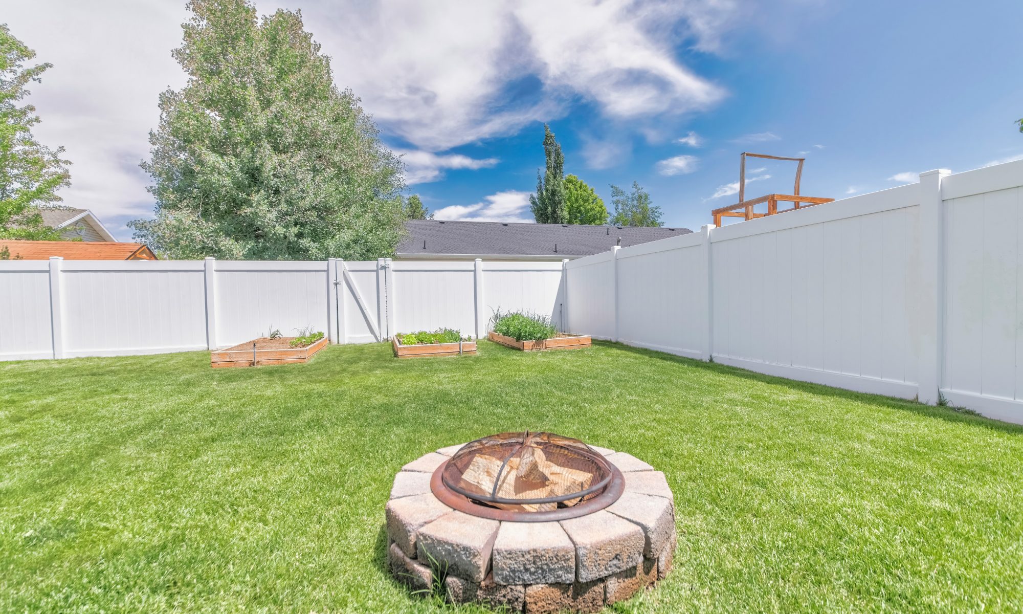 Vinyl privacy fence panels